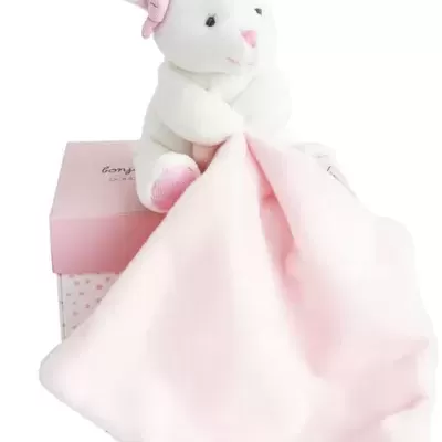 Brinquedo coelho peluche branco com tecido cor-de-rosa e caixa rosa com padrão pontos
