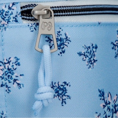 fecho éclair metálico com cordão azul claro em tecido azul claro com padrão floral