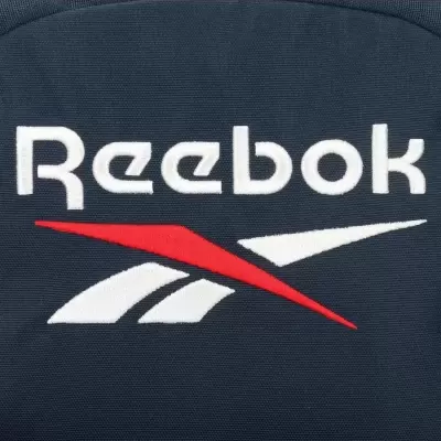 Logótipo Reebok bordado em tecido azul escuro