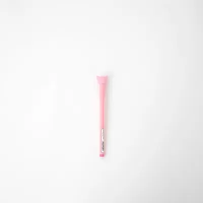 Caneta rosa com ponta fina sobre fundo branco