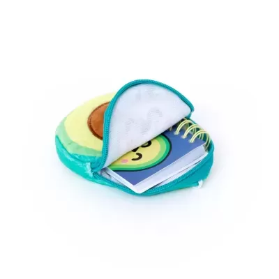 Estojo verde com zíper em formato de meio abacate com bloco de notas azul dentro