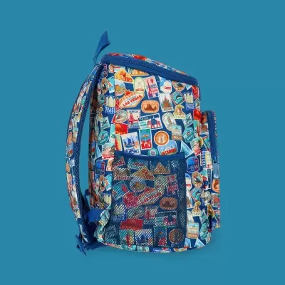 mochila azul com padrão de autocolantes de cidades e países