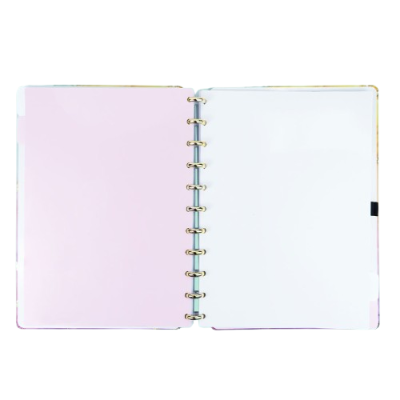 Caderno de argolas aberto com páginas rosa e branca