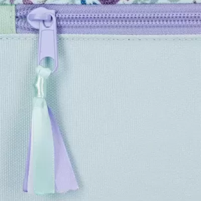 Fecho de correr lilás e fitas em bolso azul claro com padrão floral