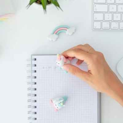 Borracha de unicórnio e bloco de notas com teclado e rato brancos