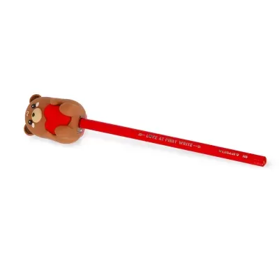 Lápis vermelho com apontador em forma de urso castanho a segurar um coração vermelho.