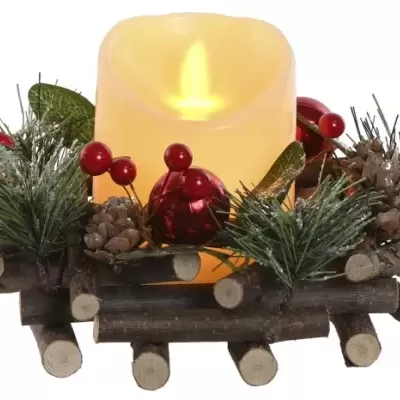 Vela decorativa LED amarela em suporte de madeira com decoração natalícia em verde e vermelho