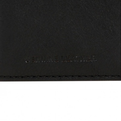 Superfície em couro preto com texto GENUINE LEATHER gravado