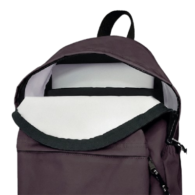 Mochila roxa aberta mostrando compartimento interno para portátil