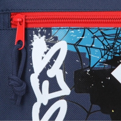 Detalhe de tecido azul escuro com padrão gráfico, fecho éclair vermelho e puxador em corda azul