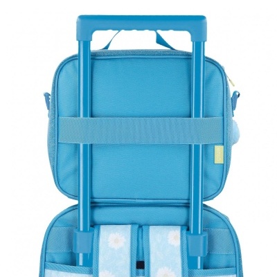 Parte traseira de mochila azul com alças florais e adaptador para mala