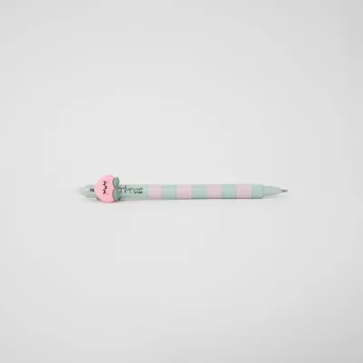 Caneta esferográfica com padrão às riscas cor-de-rosa e cinza claro com figura decorativa na tampa