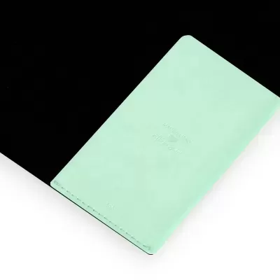 Carteira verde água com inscrição em relevo sobre fundo preto e branco