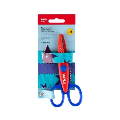 Tesoura criativa APLI Kids com pega azul e lâmina vermelha em embalagem azul e vermelha com design de tubarão