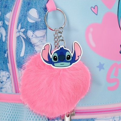 Mochila azul com padrão de planetas e personagens e porta-chaves felpudo cor de rosa com figura do personagem Stitch.