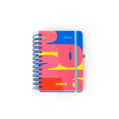 Agenda colorida 2026 com espiral azul e elástico verde claro