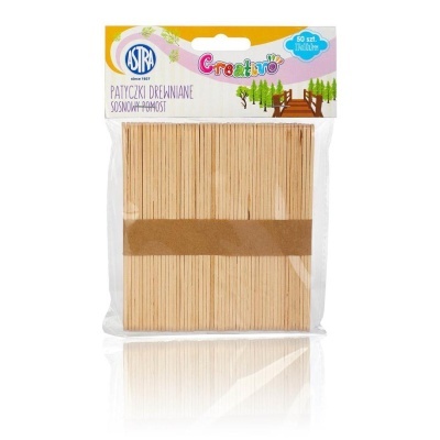 Pacote de paus de madeira finos em saco plástico com etiqueta colorida