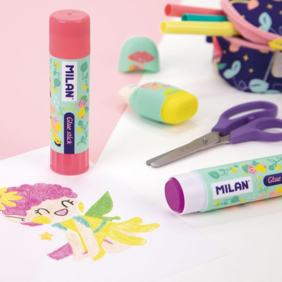 Sticks de cola MILAN, tesoura, desenho e estojo azul com padrão flamingos sobre mesa branca
