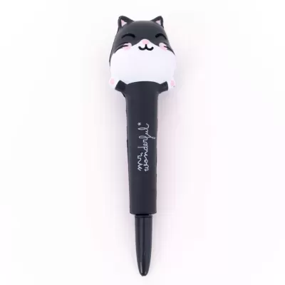 Caneta com topo de gato preto e branco sorridente e corpo preto com texto