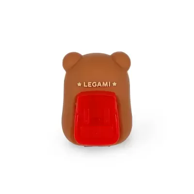 Apontador castanho em forma de urso com detalhes vermelhos e texto LEGAMI