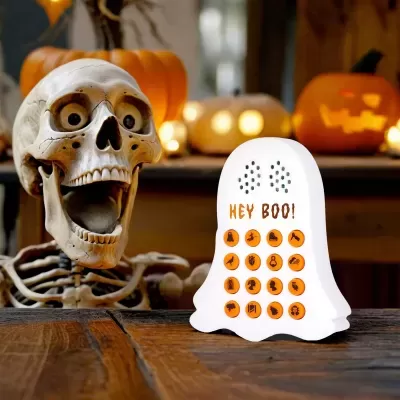 Decoração de Halloween com esqueleto e fantasma com botões laranja e texto 'HEY BOO!'