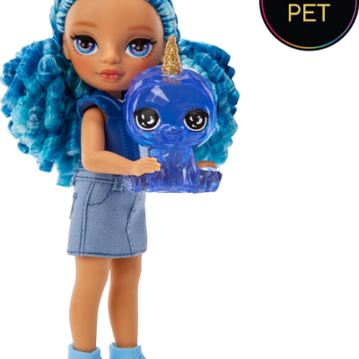 Boneca com cabelo azul e brinquedo azul com chifre dourado