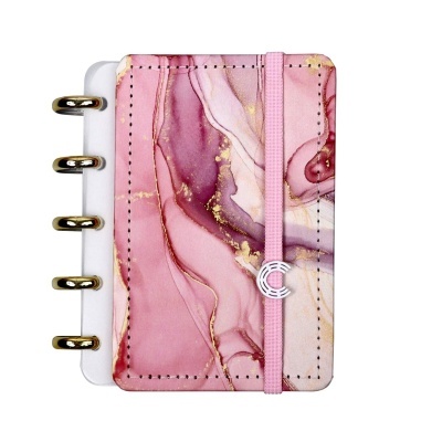 Caderno com padrão rosa marmoreado e elástico de fecho
