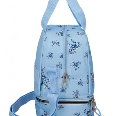 Mochila azul clara com flores pequenas e fechos de correr prateados