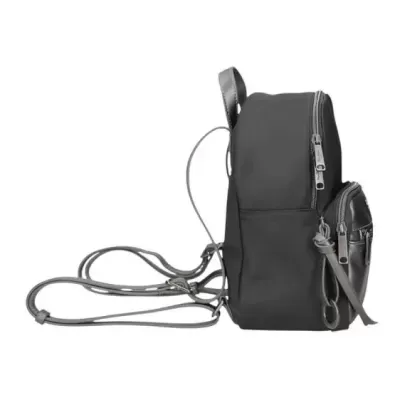 Mochila preta vista de lado com fechos prateados