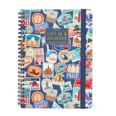 Caderno azul com autocolantes de viagens coloridos e elástico preto