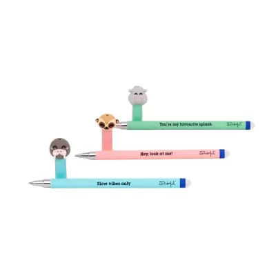Três canetas coloridas com tampas em forma de cabeça de animais e frases imprimidas no corpo.