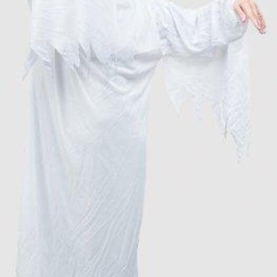 Traje branco com mangas largas e bainha irregular, sapatos castanhos visíveis