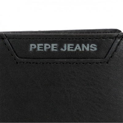 Etiqueta preta com o texto PEPE JEANS em pele sintética preta