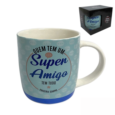 Caneca azul e cinza com texto 'Super Amigo' acompanhada pela sua embalagem preta