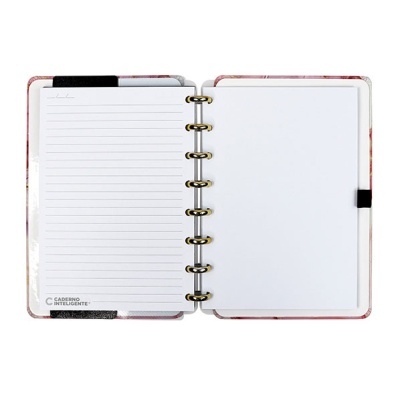 Caderno inteligente aberto com folhas pautadas e em branco e capa com padrão vermelho e branco