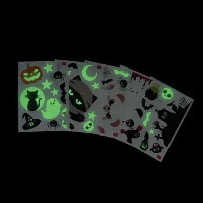 Folhas de autocolantes de Halloween que brilham no escuro com vários desenhos temáticos.