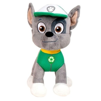 Pelúcia de cão cinzenta com roupa verde e chapéu branco e verde