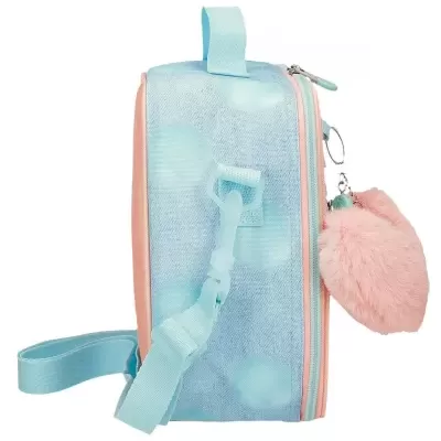 Mochila pequena azul com laterais cor de rosa e pendente de pelúcia rosa