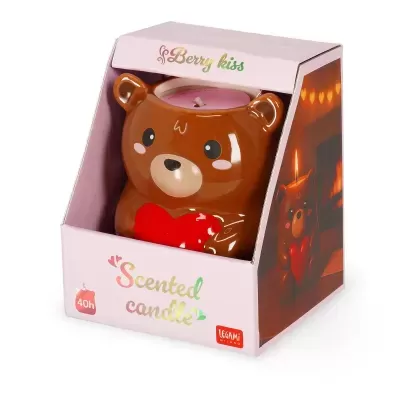 Vela perfumada urso castanho com coração vermelho na embalagem rosa