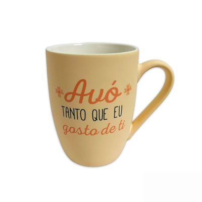 Caneca bege com texto em várias cores e pequenas flores