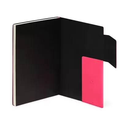 Caderno preto aberto com bolso interno rosa e fecho preto