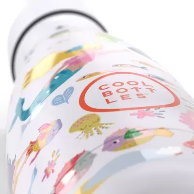 Garrafa térmica branca com ilustrações coloridas e texto COOK BOTTLES em fundo branco