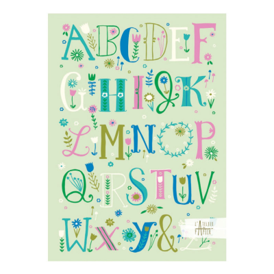 Cartaz colorido com alfabeto ilustrado e flores em fundo verde claro