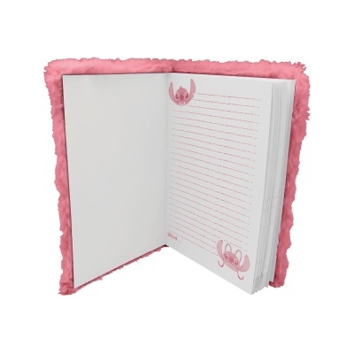Caderno aberto com capa felpuda cor-de-rosa e folhas com linhas e ilustrações de Stitch