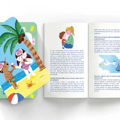 Livro aberto com ilustração de mulher e criança e cartão ilustrado de crianças na praia