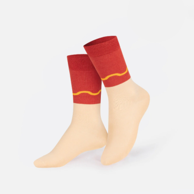 Meias bege com topo vermelho e padrão ondulado amarelo