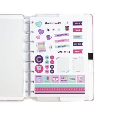 folhas de autocolantes coloridos para agenda em caderno de argolas aberto