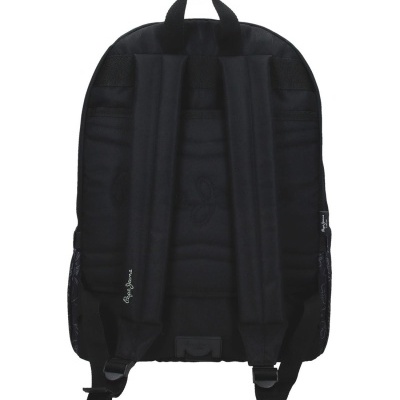 Mochila preta com alças almofadadas vista de trás.