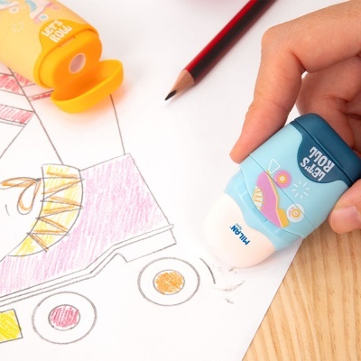 Borracha azul em forma de carrinho com desenho de pássaro e texto LET'S ROLL usada para apagar desenho colorido de caminhão em papel.