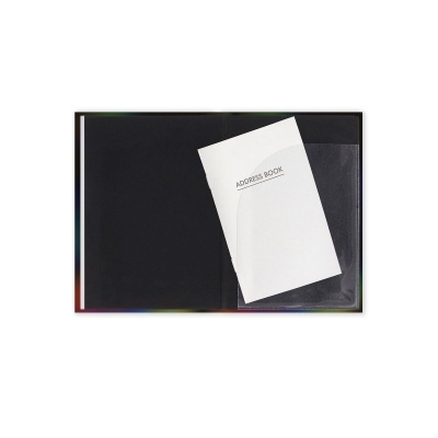 Livro de endereços preto aberto com folha branca com texto